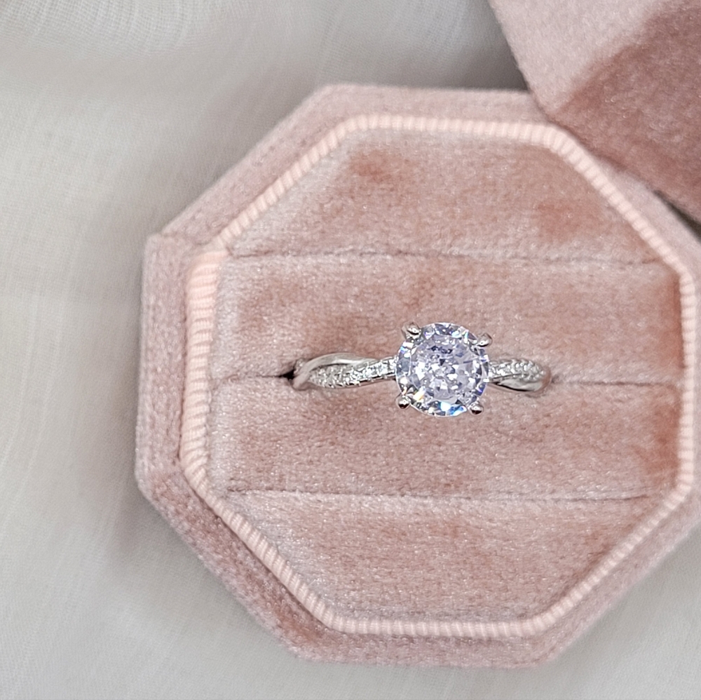 Timeless Round-Cut Diamond Engagement Ring with Twisted Band